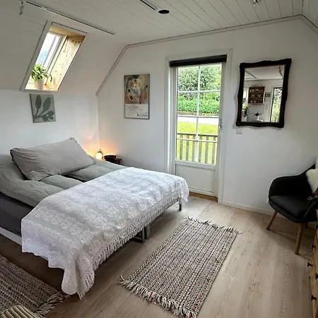 Bekkethun - Cozy Loft Retreat On Historic Grounds In Lägenhet Skånevik