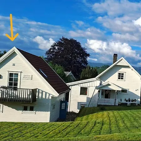 Bekkethun - Cozy Loft Retreat On Historic Grounds In Lägenhet Skånevik
